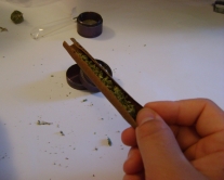 rolling a blunt