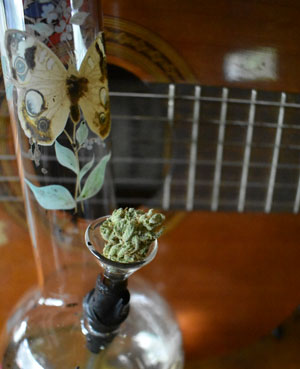 bong-with-weed
