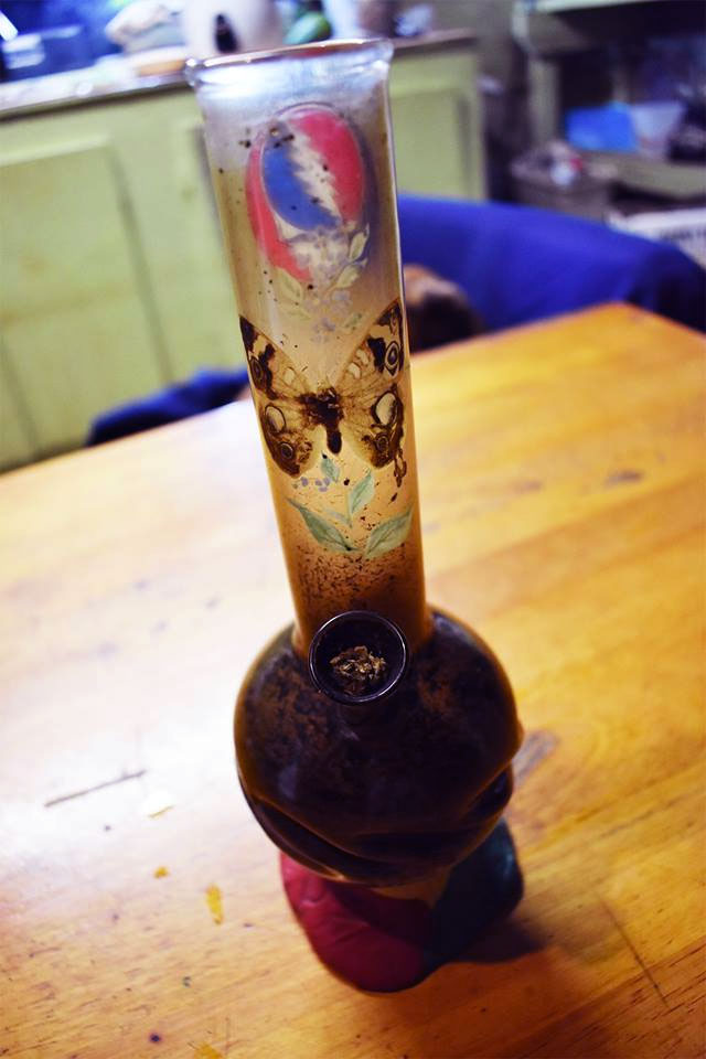 dirty-bong-needs-cleaning